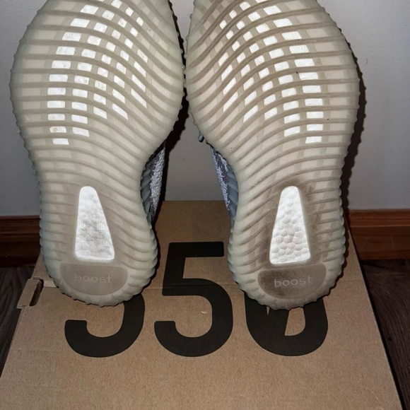 Adidas Yeezy Boost 350 V2 with box - Picture 3 of 6